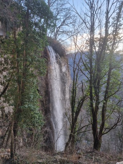 La cascade de Syratu depuis le sentier