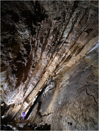 Le sentier d'accès par la grotte