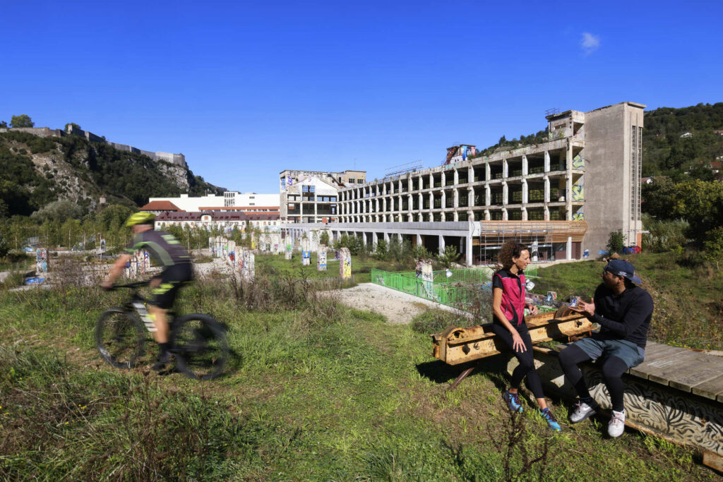 Base-outdoor-de-la-Rhodiaceta-4