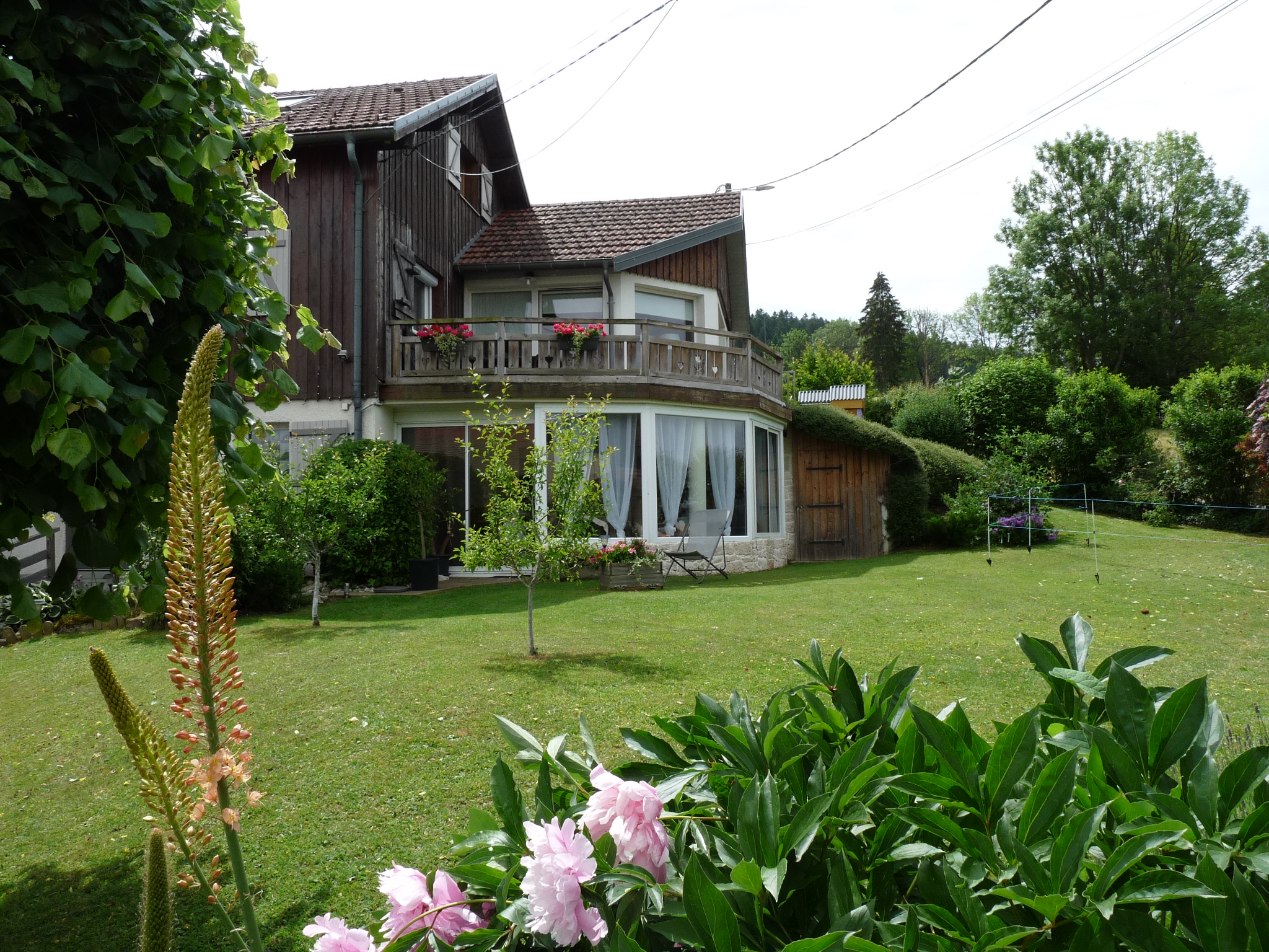 le meublé vu du jardin