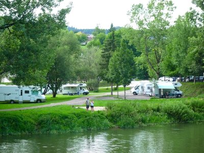 AIRE DE SERVICE ET STATIONNEMENT POUR CAMPING-CARS - BATEAUX DU SAUT DU DOUBS_1