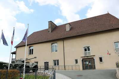 L'entrée du musée avec son char