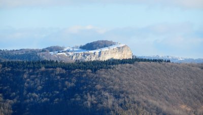 Vue sur la Roche de Hautepierre depuis la grange Millet à Montgesoye