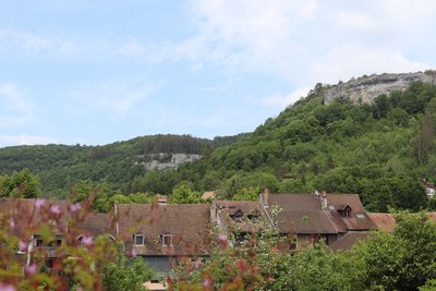 La roche des pins et la roche du Mont vues depuis l’Église d’Ornans