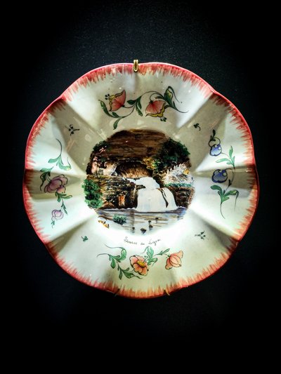 Anonyme - Plat godronné décoratif, reproduction de la Source du Lison, XIXème siècle - Terre cuite - Ferme de Courbet, Flagey