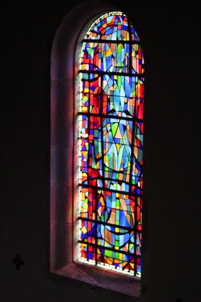 Église des Bréseux, vitraux d'Alfred Menessier