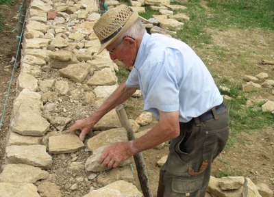 le mur en pierres sèches