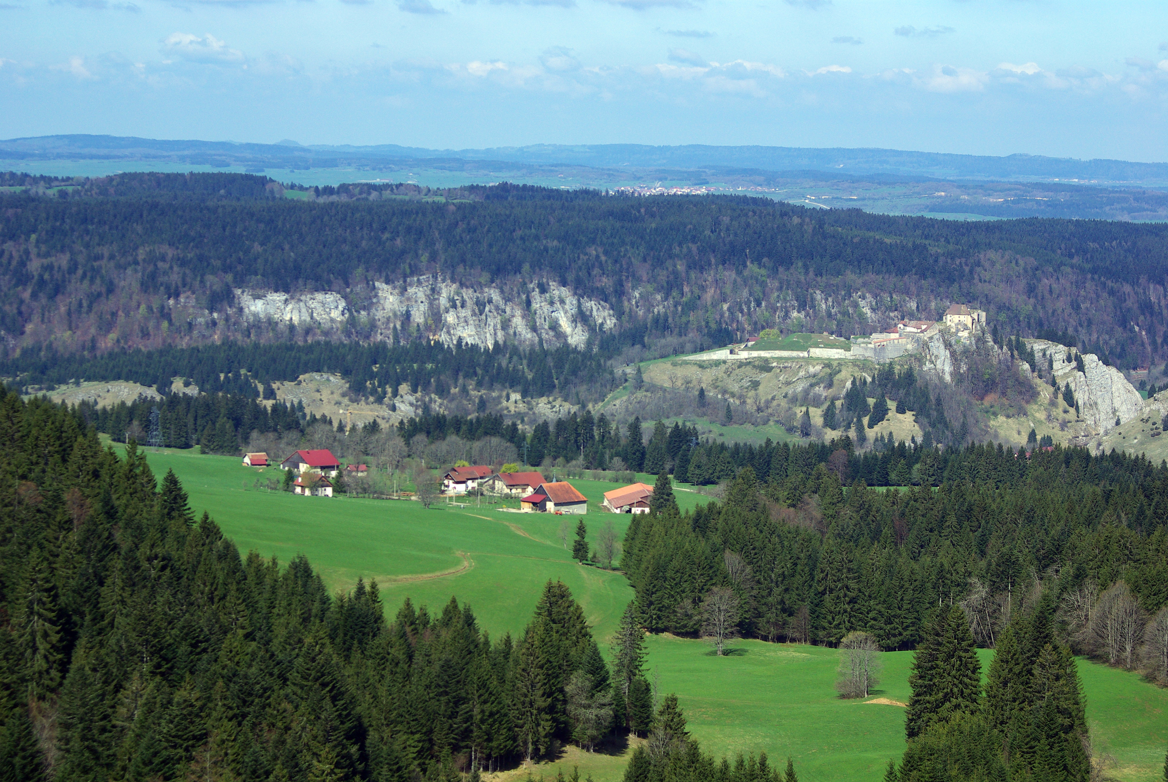 Belvédère de la Roche Sarrazine, vue sur le Château de Joux et la plaine d'Arlier