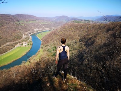 Randonneuse depuis le point de vue de la Combe au Louvier