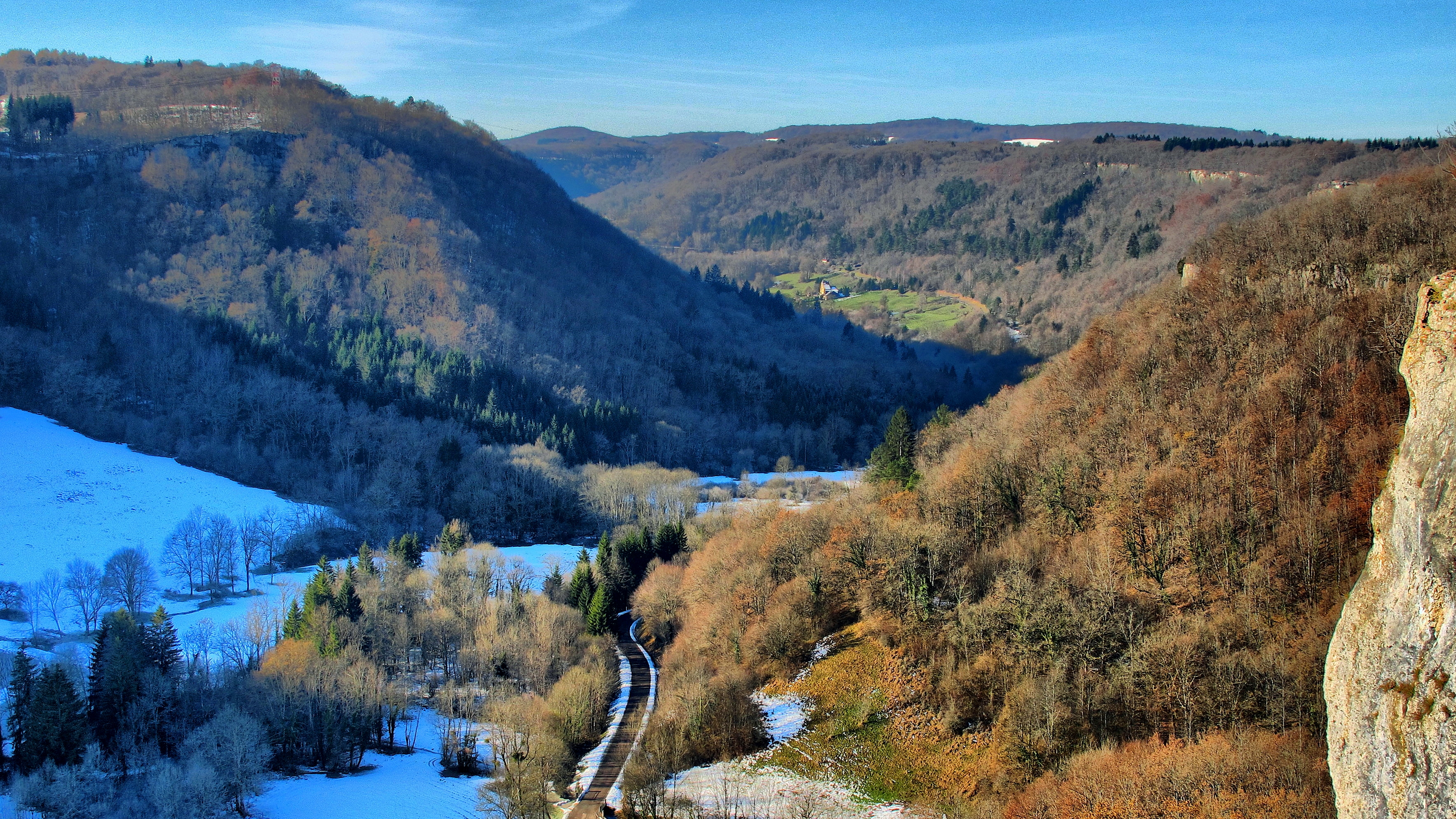La vallée de la Brême depuis le rocher du Tourbillon