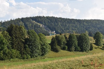 Vue sur les tremplins de saut à ski de Chaux-Neuve