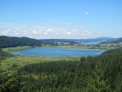 Vue sur les lacs de Remoray et de Saint-Point depuis le belvédère