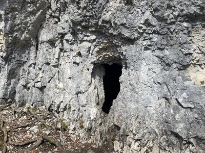 Entrée de la Grotte à Pierre du Bourg