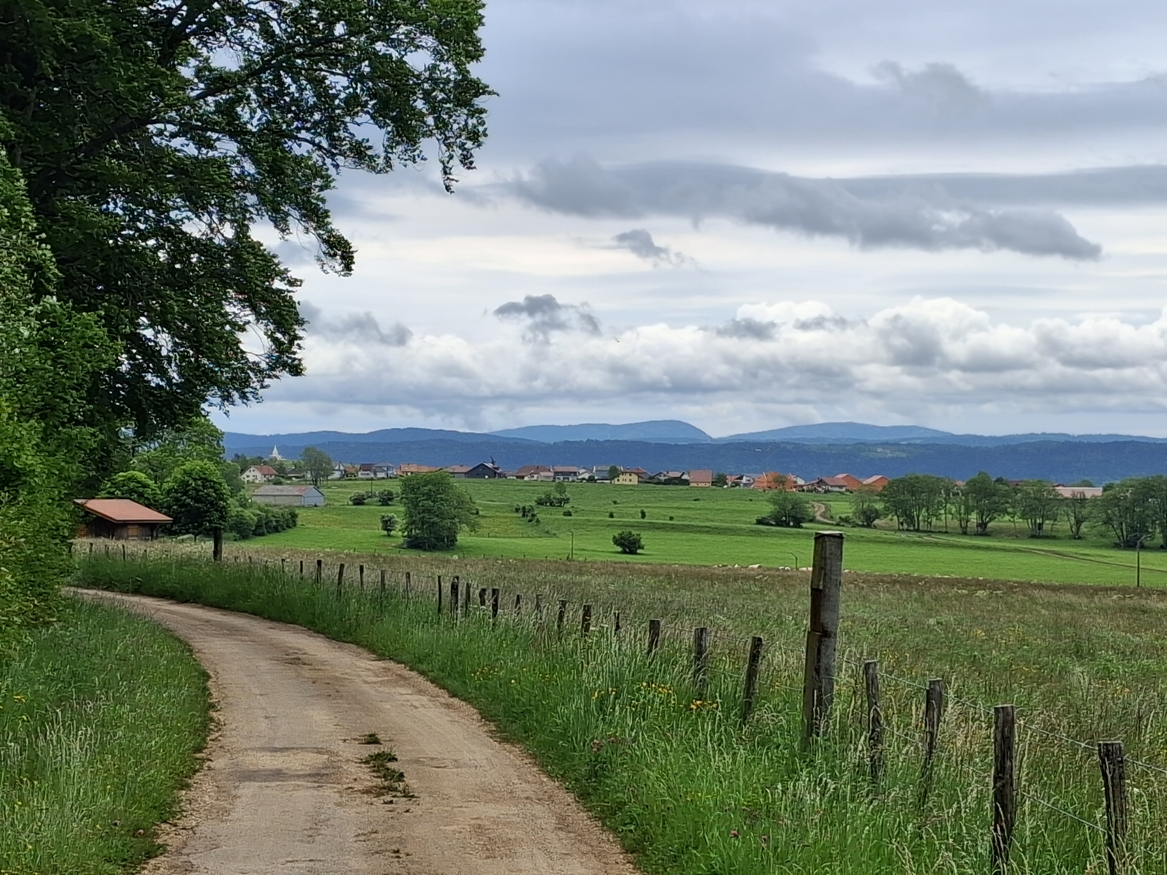 Vue sur le village de Chaffois depuis la route communale
