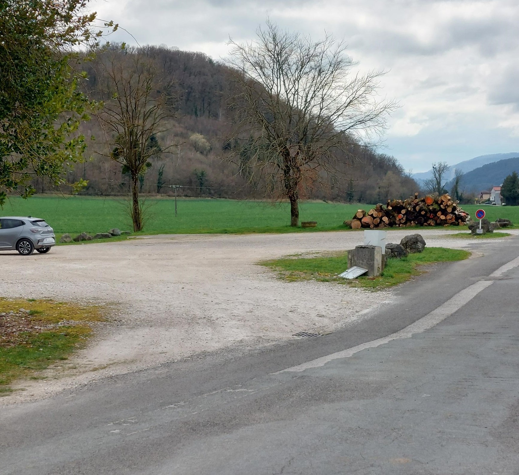 Photo d'un parking en tout-venant