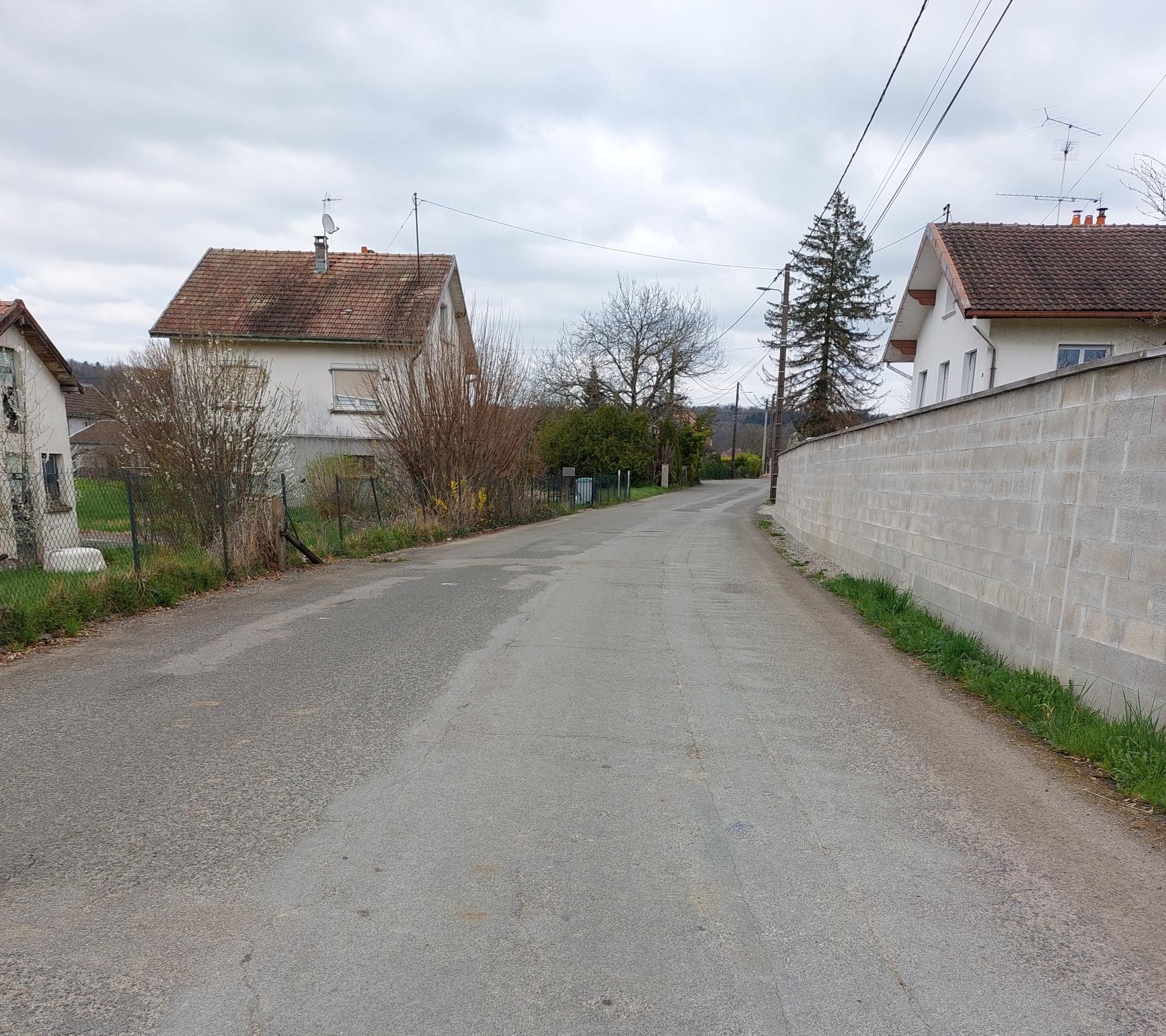 Photo d'une rue de village en goudron