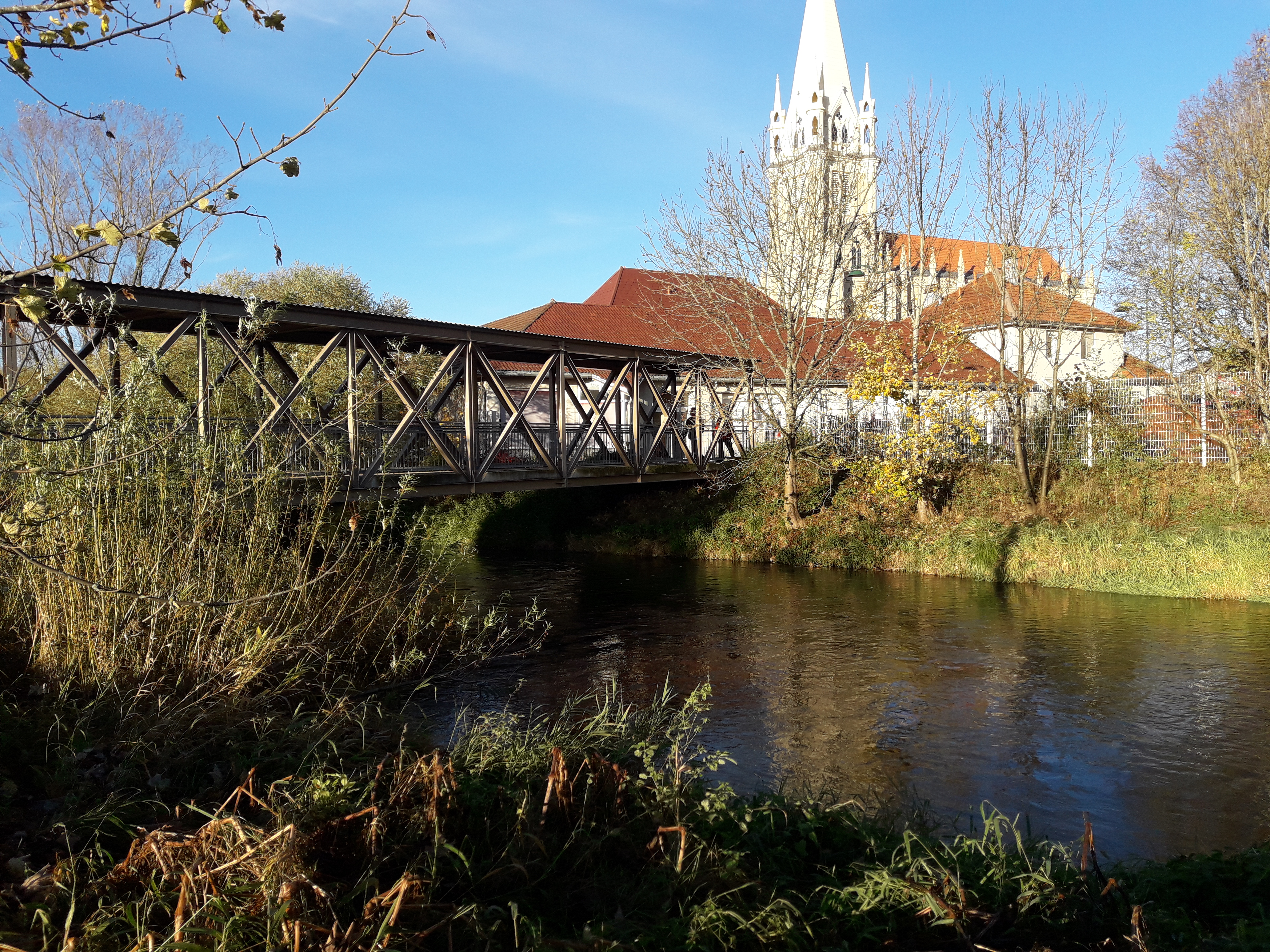 Passerelle du Moulin et Église de Doubs