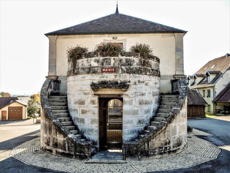 Mairie-lavoir de Gennes