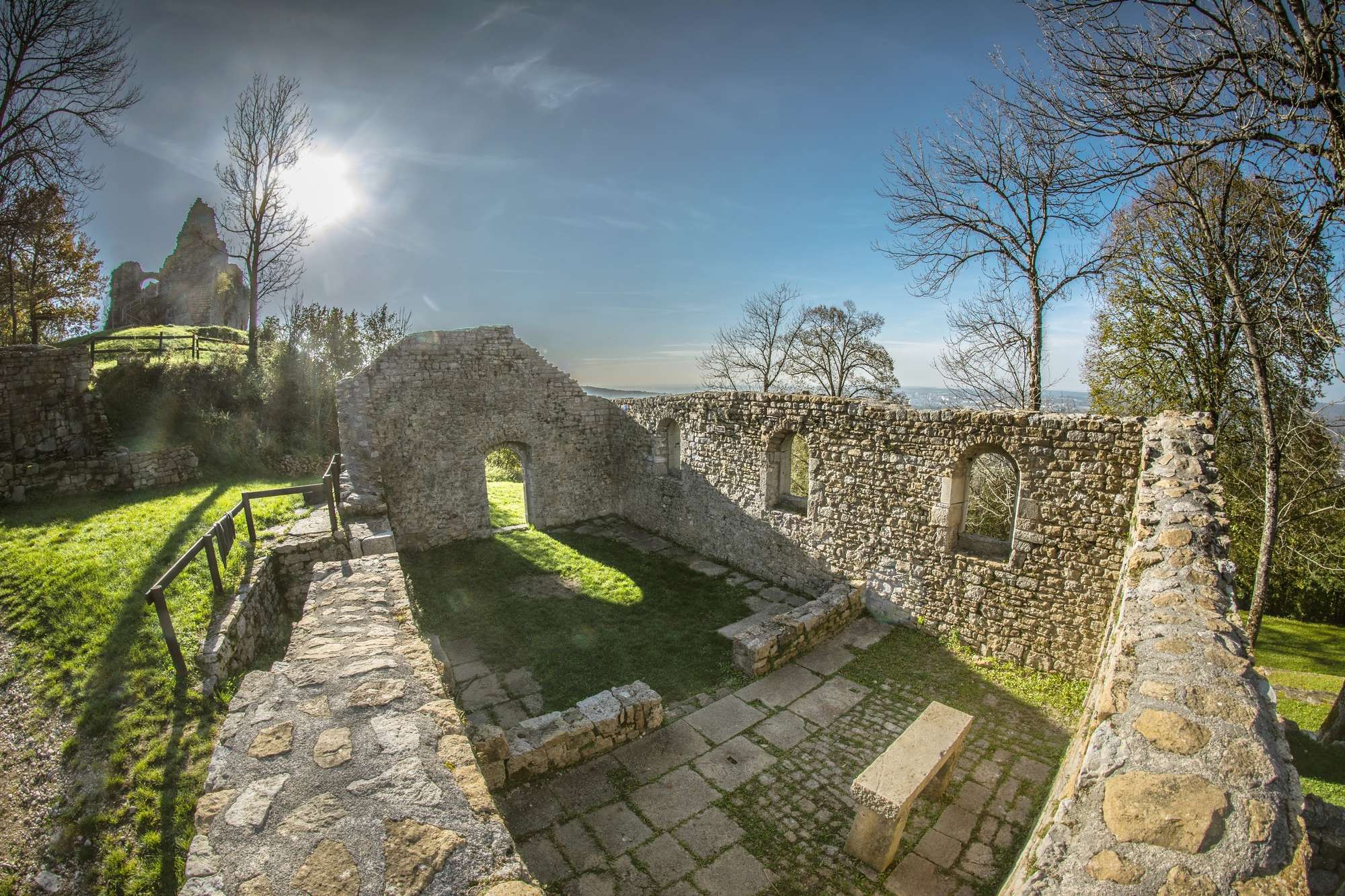 Ruines du bourg médiéval de Montfaucon